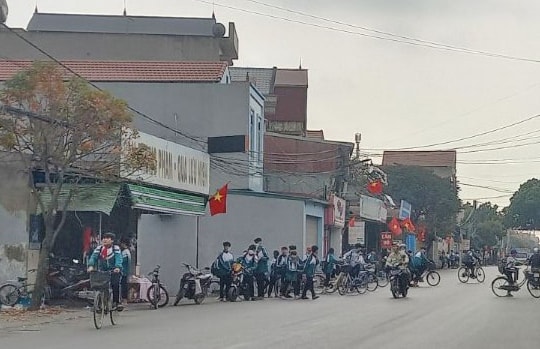   Làm gờ giảm tốc trên  đường tỉnh 389 đoạn gần cổng trường học và chợ ở Hiệp Sơn